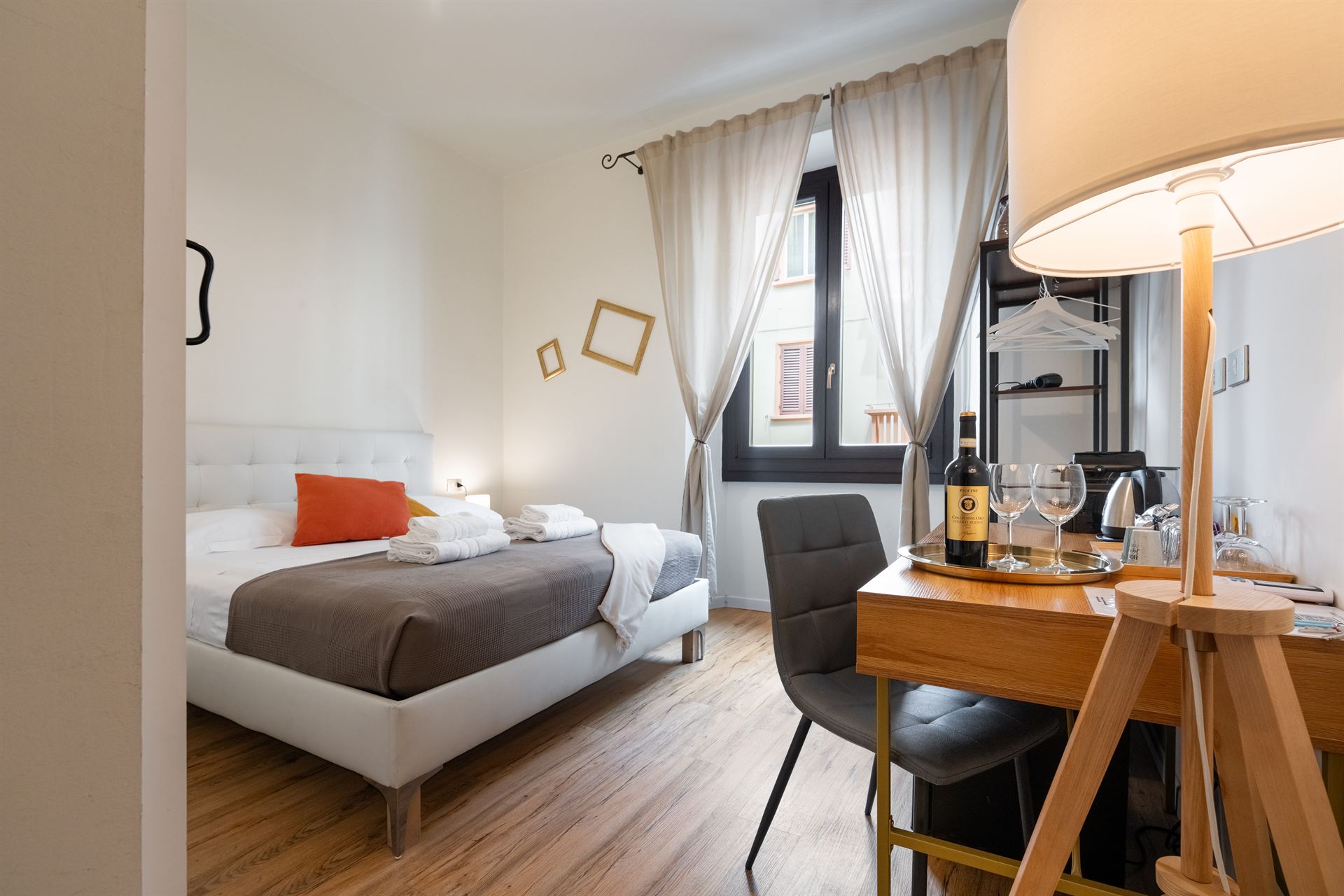 Orange Room with balcony at MusArt B&B Florence